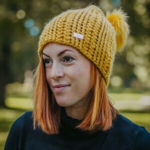 Háčkovaná čepice s odnímatelnou bambulí