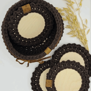 Háčkovaný košík s podtácky v hnědé