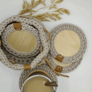 Háčkovaný košík s podtácky v latté