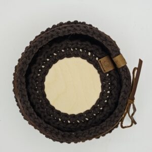 Háčkovaný košík s podtácky v hnědé