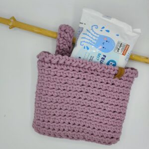 Háčkovaný košík k zavěšení lila