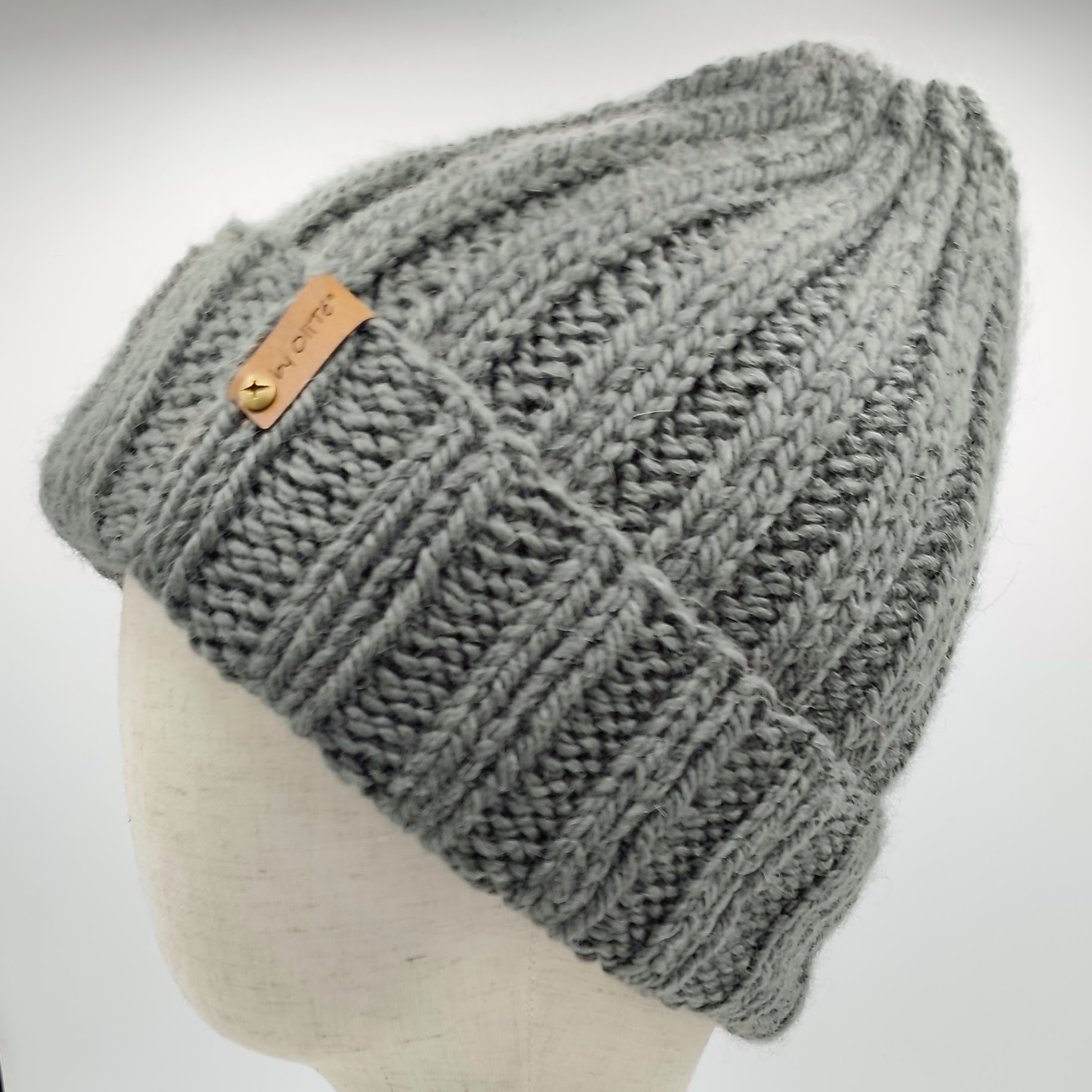 Pletená čepice šedo-zelená 1 Pletená čepice šedo-zelená